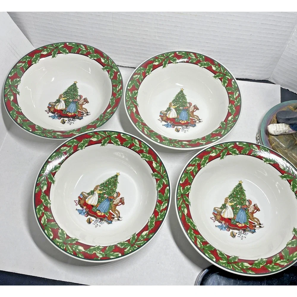 4 Int’l Tableworks CHRISTMAS CELEBRATION 168 Cereal Bowls 6